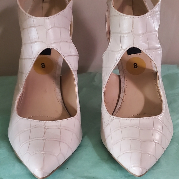 Jones New York Christine white pumps Size 8 - Picture 15 of 15